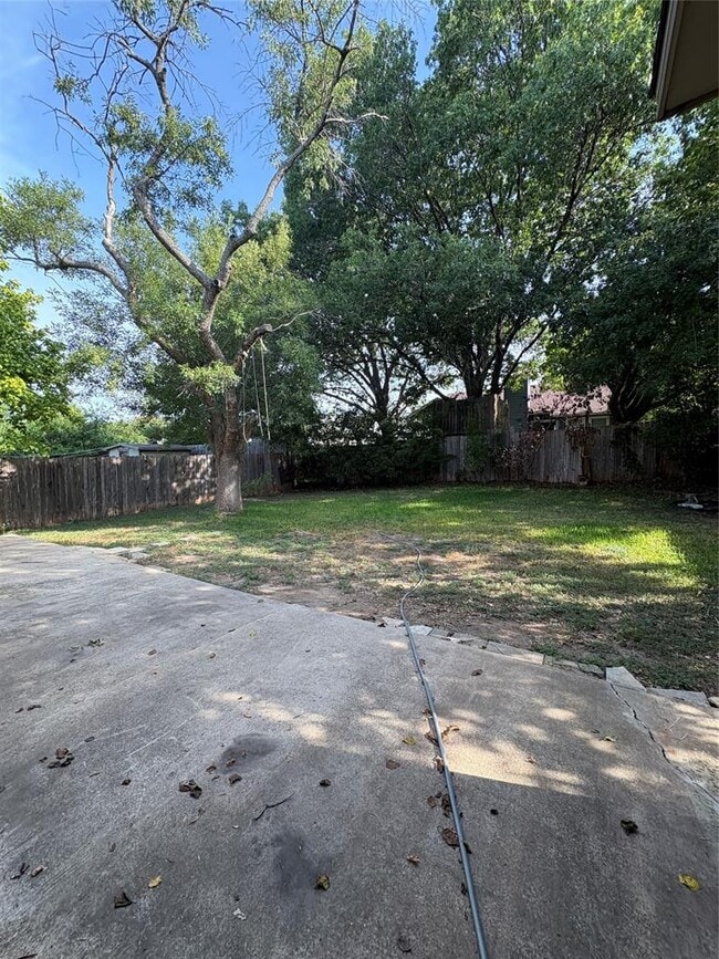 Building Photo - 2216 Quiet Wood Dr