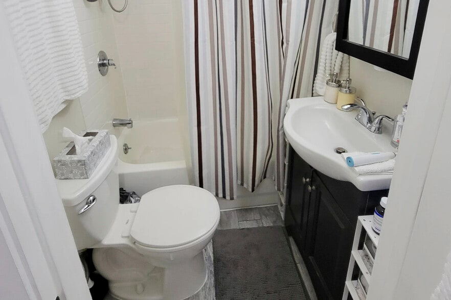 Building Photo - 648 W Roscoe St