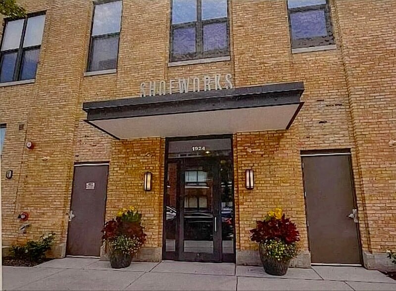 Main entrance - 1924 N Hubbard St