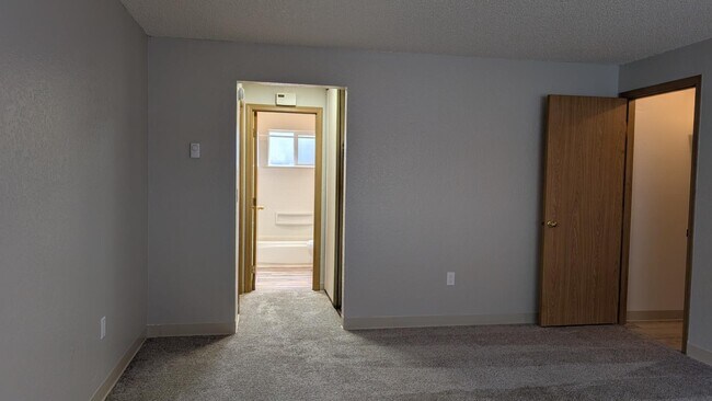 Building Photo - 926 N 95th St