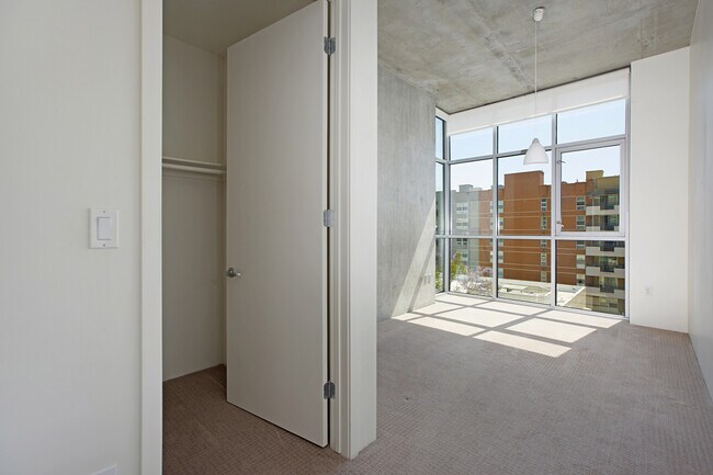 Building Photo - Spacious 2 Bedroom 2 Bathroom at M2i in Do...