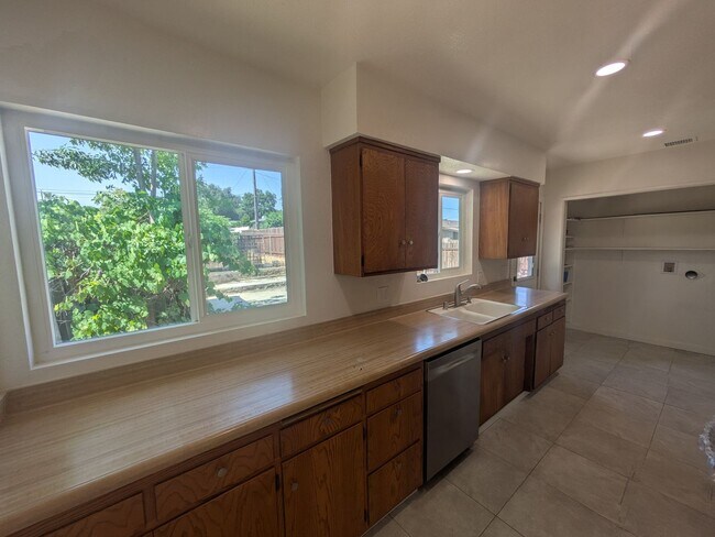 Building Photo - $$$$$$500 MOVE IN BONUS!!!!Freshly Remodel...
