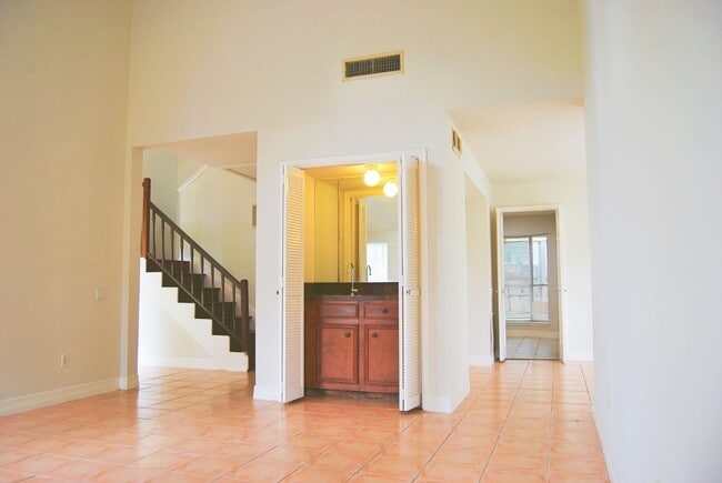 Building Photo - 2127 Woodland Springs St