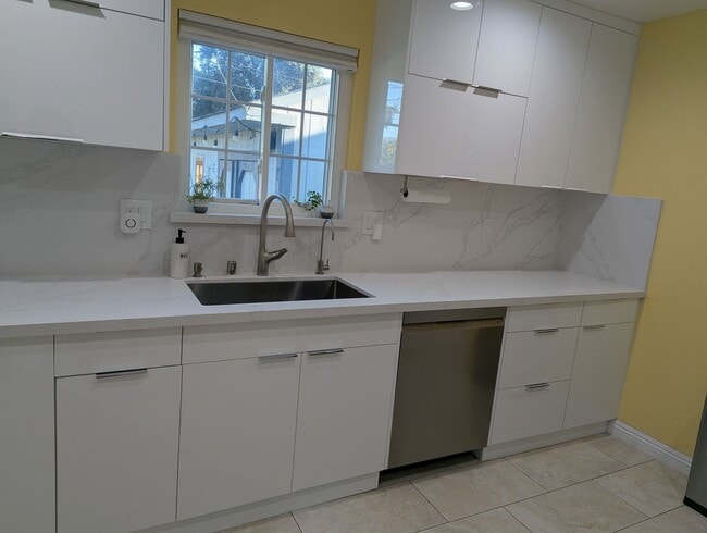 Building Photo - 3,750 / Remodeled 3BR/2BA Single-Story Home in Fremont!