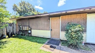 Building Photo - 8160 Stonebrook Dr