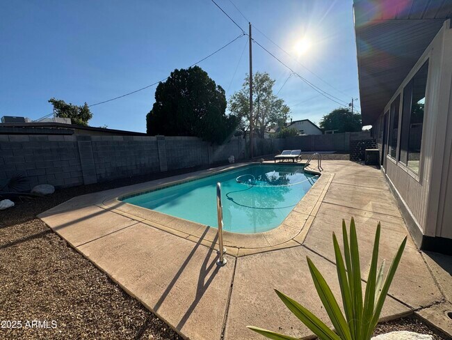 Building Photo - 3749 E Laurel Ln