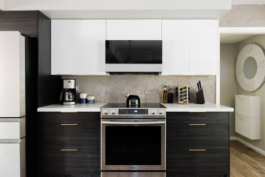 Building Photo - 6843 E Sheena Dr