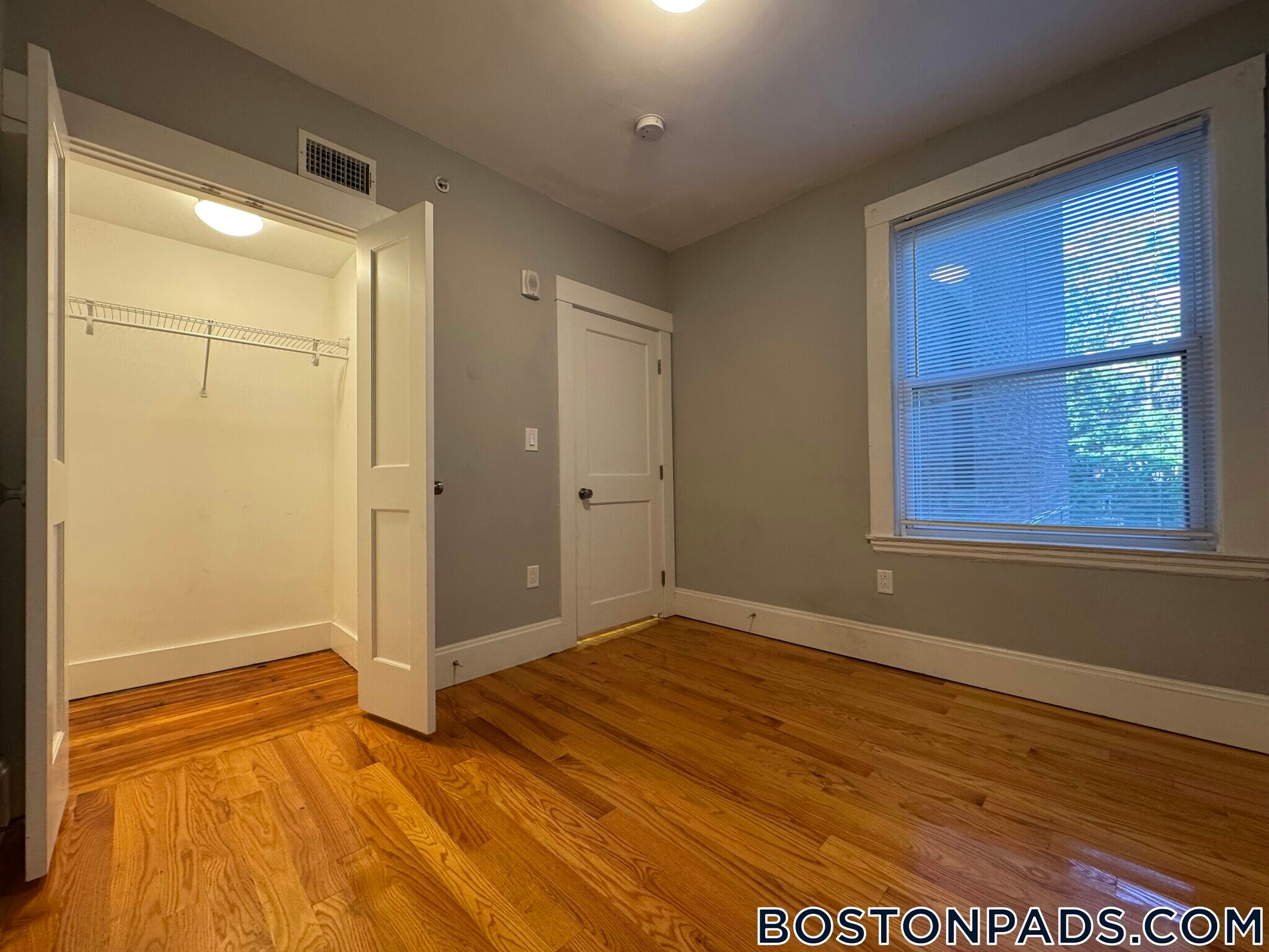 Building Photo - 190 Kelton St