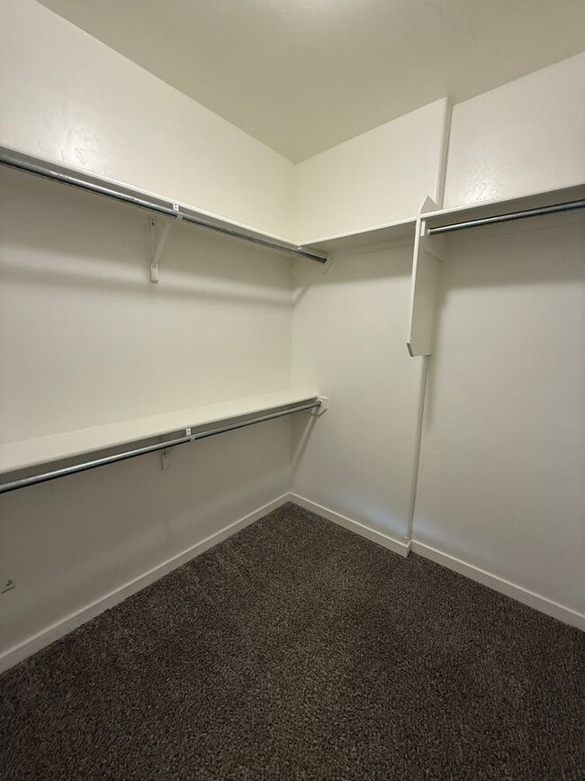 Building Photo - Modern 3 Bed, 2 Bath Home