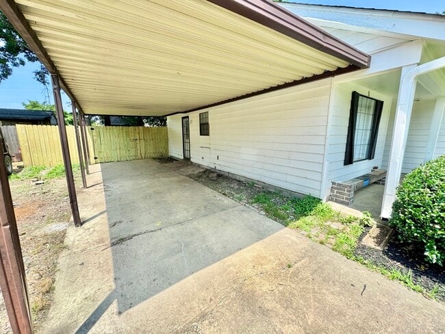 Building Photo - 7242 Rose Trail Dr