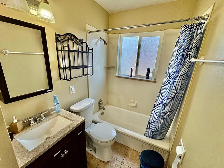 Building Photo - 2577 S 700 E