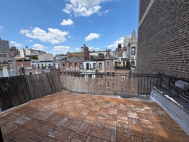Building Photo - 39 W 68th St