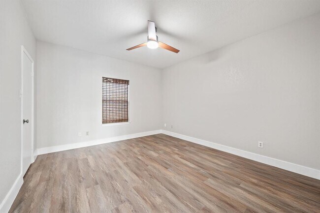 Building Photo - 4711 Spicewood Springs Rd