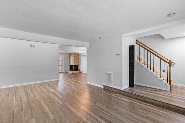 Building Photo - 724 Country Pl Dr