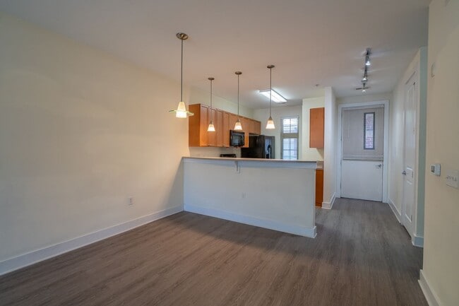 Building Photo - Wonderful 2bd/2bth uptown condo! lots of space in a beautiful building