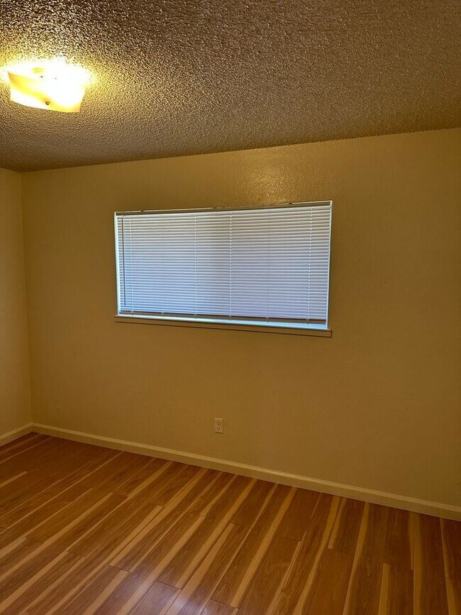 Building Photo - 3 Bedroom 1 Bathroom Duplex