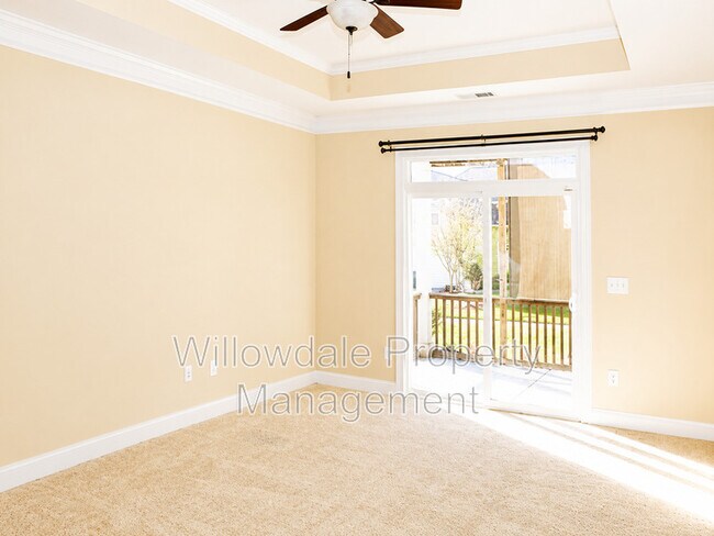 Building Photo - 1025 Governess Ln