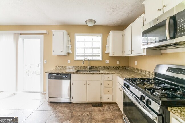 Building Photo - 850 Highland Terrace NE
