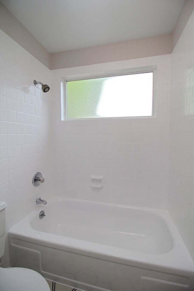 Building Photo - Freshly Remodeled Sprawling 3 Bed, 2 Bath ...