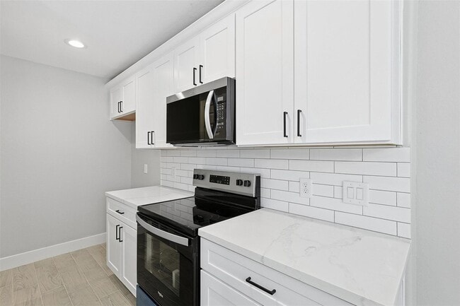 Building Photo - 9716 Fillmore St