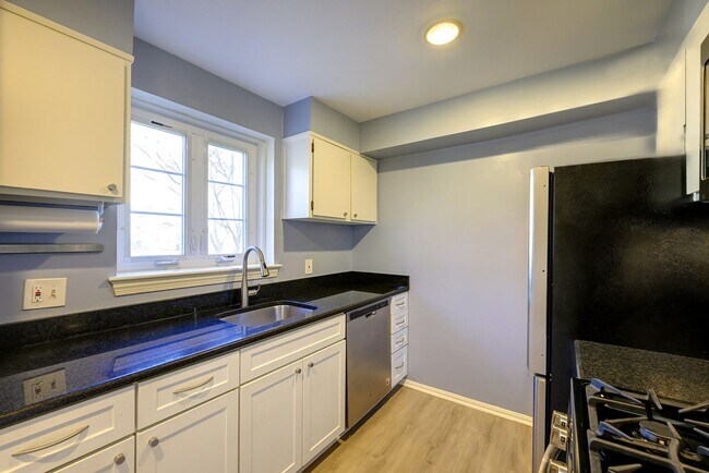 Building Photo - Well Maintained 3BR/2.5BA Home in Silver Spring