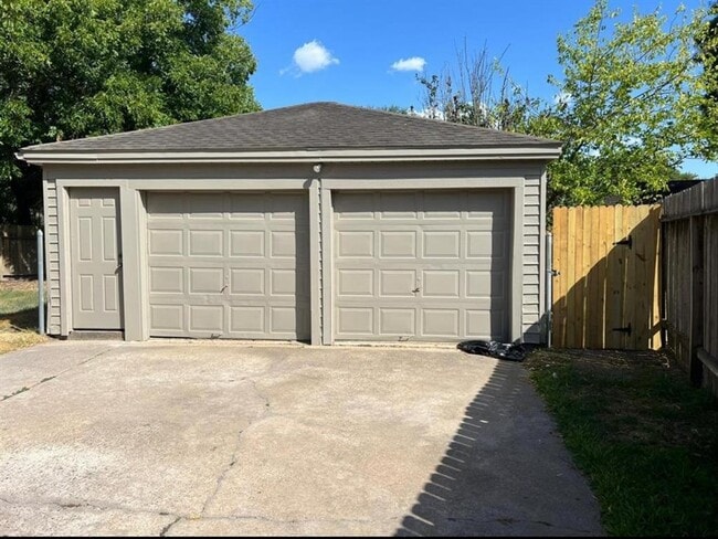 Building Photo - 415 Skywood Dr