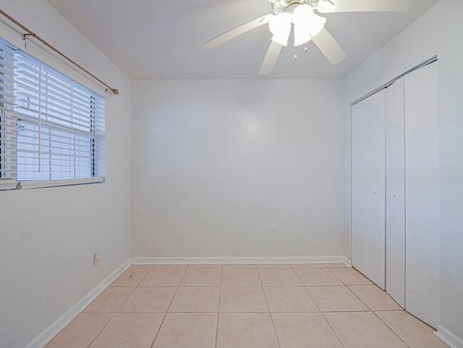 Building Photo - 1440 4th Ct