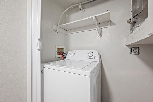 Building Photo - Updated 1 Bed Condo | Reserved Parking, Covered Patio & Fireplace