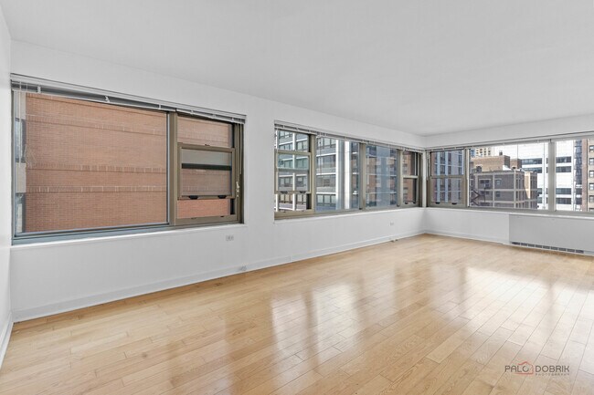 Building Photo - 247 E Chestnut St