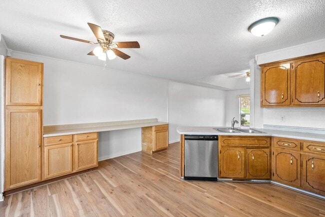 Building Photo - 3 Bed 2 Bath Home Near Post for Rent!