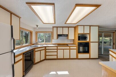 Building Photo - Spacious home with outbuilding
