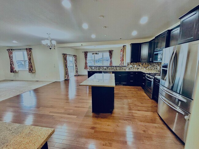 Building Photo - Beautiful 4 Bedroom Single Family Home in Prime Shakopee Neighborhood