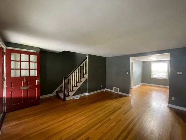 Building Photo - 3 Bedroom Single Family Home in Harrisburg!