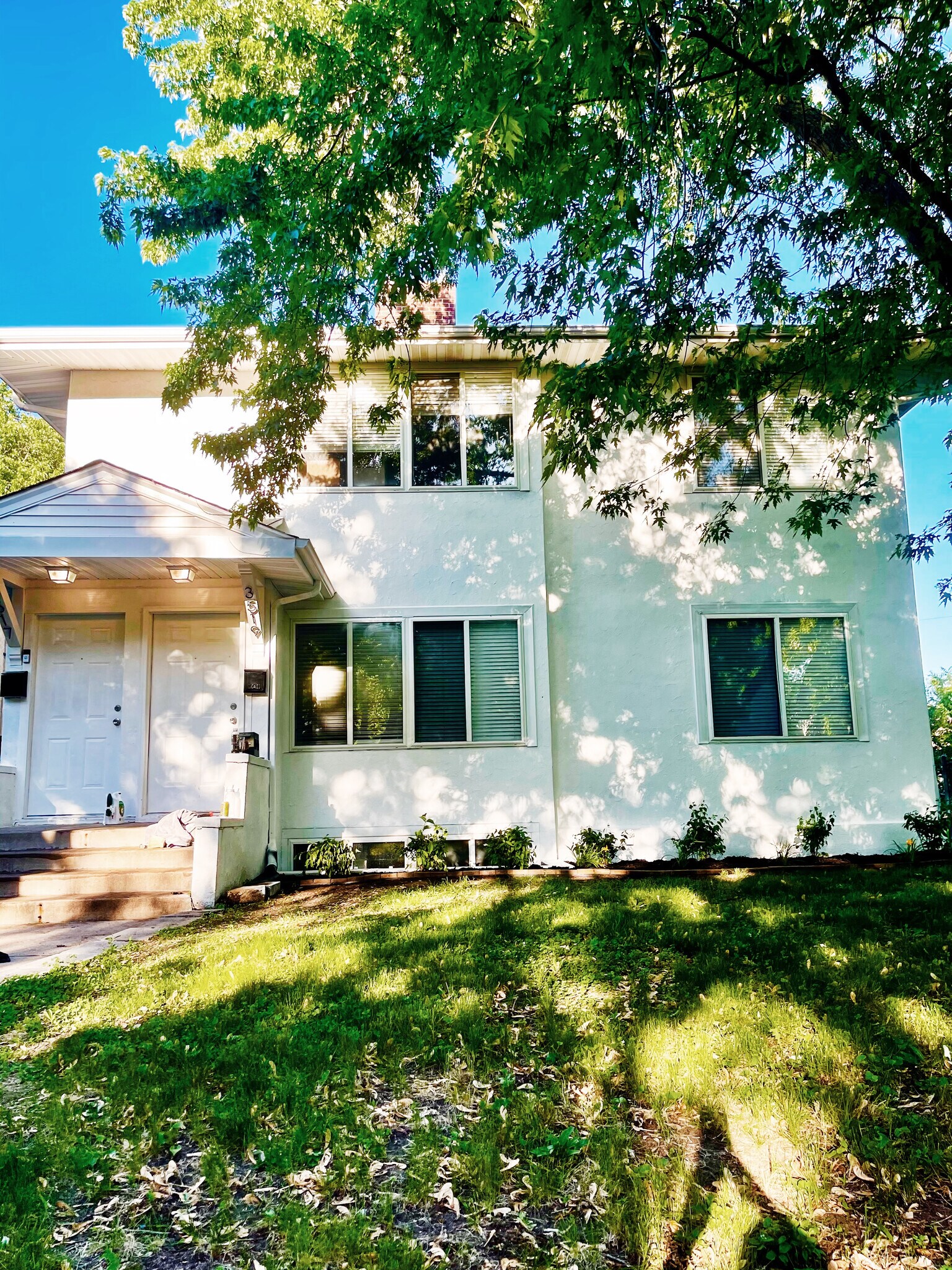 Full Building / Duplex (Summer Photo) - 3517 1st Ave S