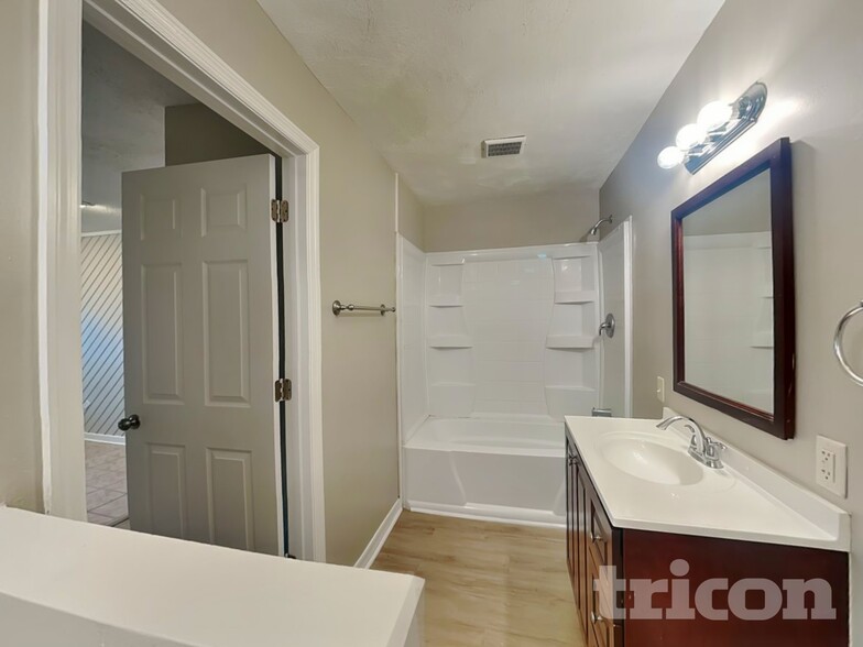 Building Photo - 615 5th Ave N