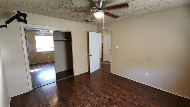 Building Photo - 208 N Vandeveer St