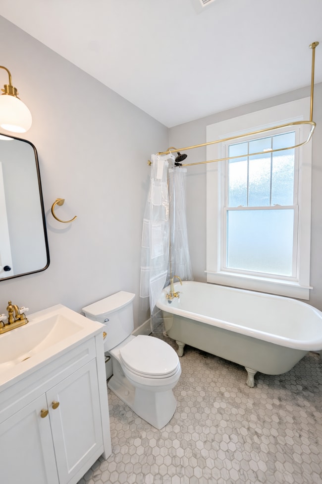 Building Photo - Charming Asheville Cottage!