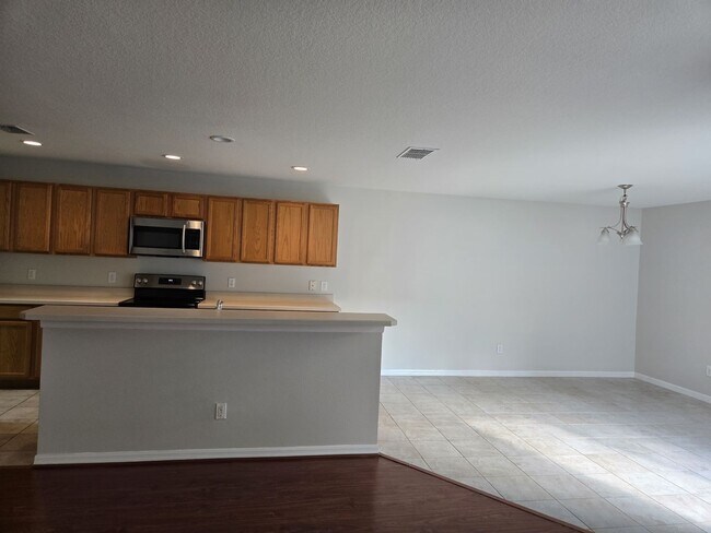 Building Photo - Avalon Park: 3 Bedroom, 2.5 Bath, 2 Car Garage Townhome