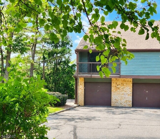 Building Photo - 18 Ridgedale Dr