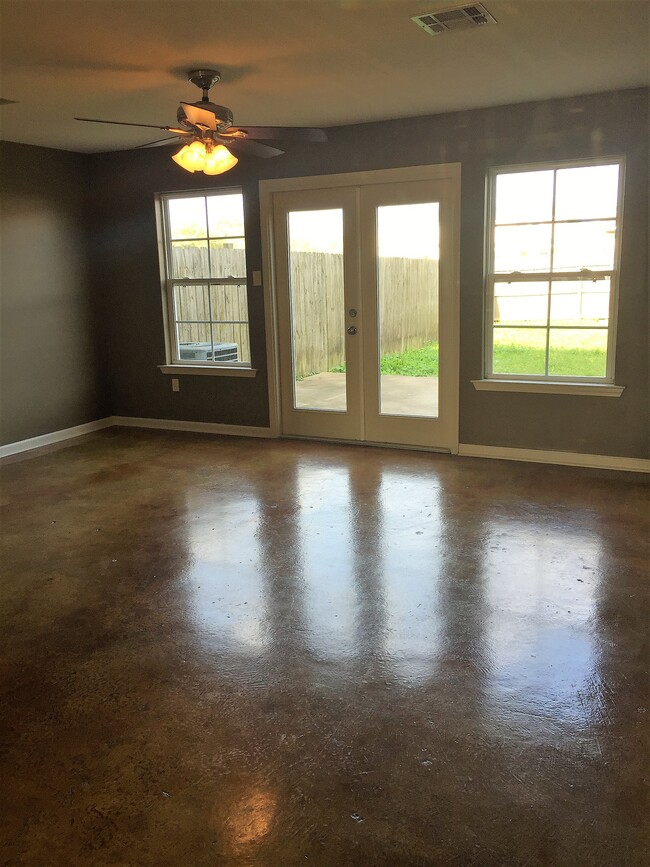 Living room - 1534 Montagne St