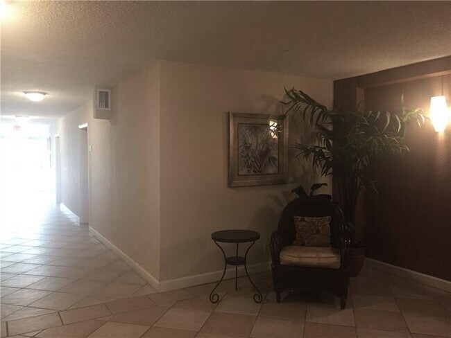 Building Photo - 3220 Bayview Dr
