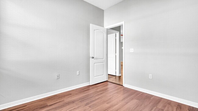 Building Photo - Beautiful 3BD/2BTH Home in Colony Lakes!