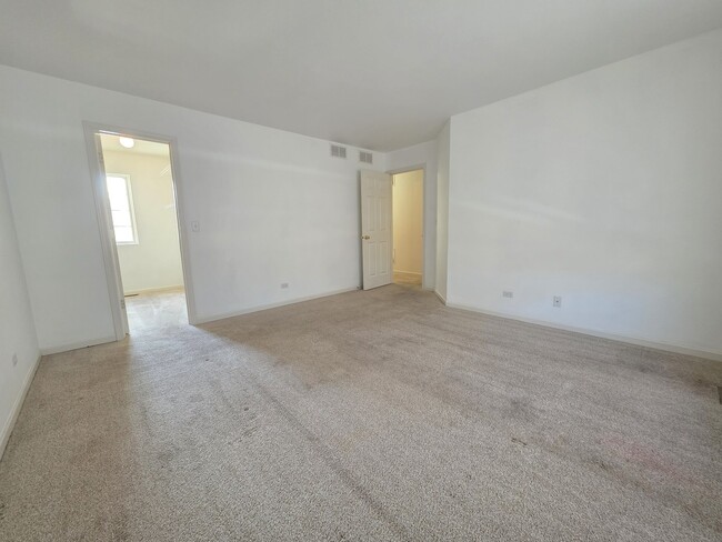 Building Photo - 3996 Blackstone Dr