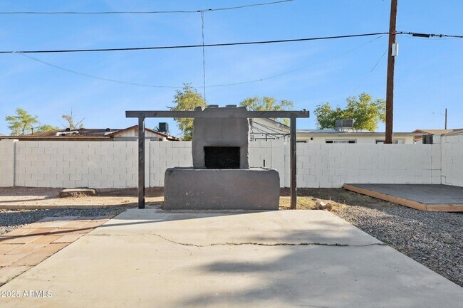 Building Photo - 3331 E Oak St