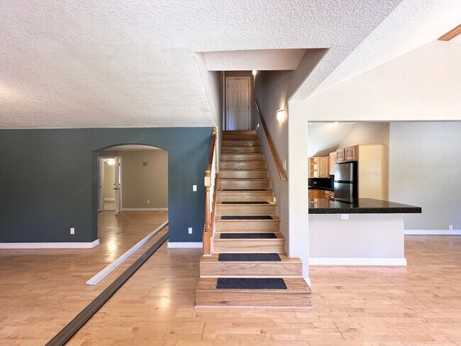 Building Photo - Gorgeous 3 Bed 2 Bath w/ Brand New Deck Patio Home in Cedar Hills! MOVE IN SPECIAL!