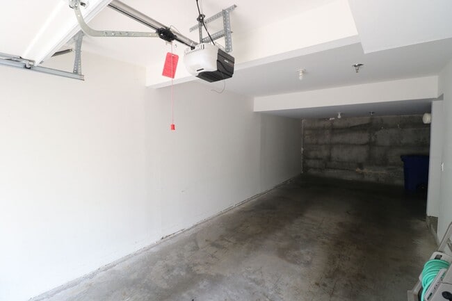 Building Photo - Bellevue Townhome! 2 Bedroom 2.5 Bathroom! *Utilities Included*