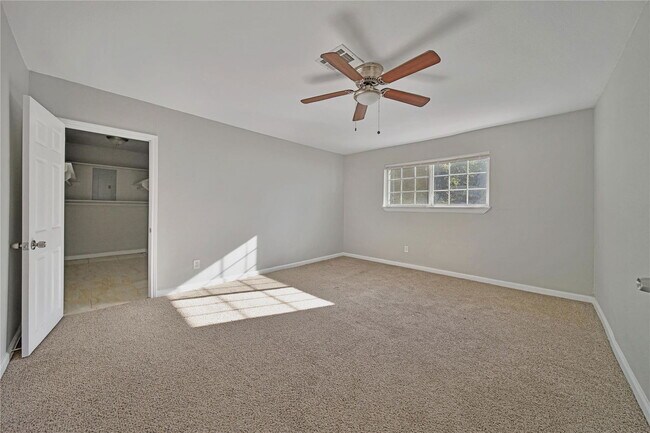 Building Photo - 10071 Woodhollow Dr