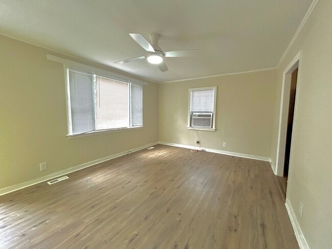 Building Photo - Beautifully remodeled 2-bedroom, 1-bathroom home with a perfect blend of comfort and convenience