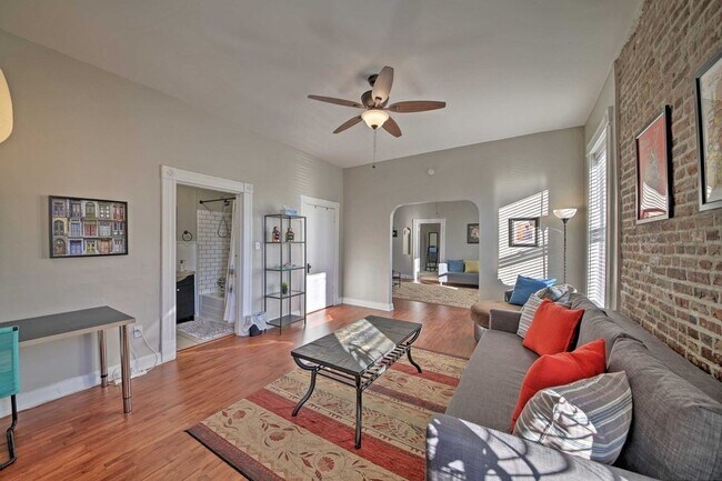 Building Photo - Surprisingly Spacious Apartment with ALL u...