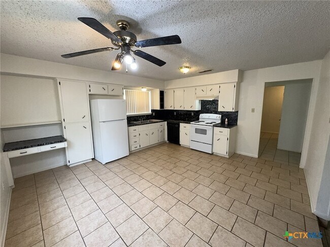 Building Photo - 2408 Carnation Dr